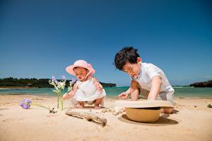 Papel de Parede Desktop Verão Asiática Praia Dois Brincando Chapéu Areia Menino Menina criança