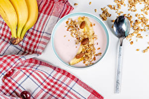 Fonds d'écran Muesli Yogourt Bananes Fruit à coque Flocons d\'avoine Assiette Cuillère Déjeuner