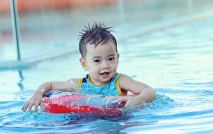 Fotos Wasser Jungen Schwimmbecken Blick Schwimmen kind