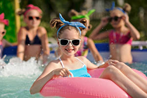 Hintergrundbilder Schwimmbecken Kleine Mädchen Brille Blick Kinder