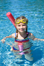 Hintergrundbilder Wasser Kleine Mädchen Schwimmbecken Brille Starren Kinder