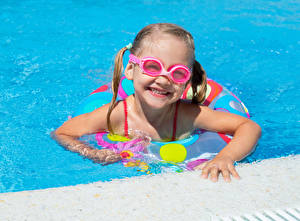 Fotos Kleine Mädchen Schwimmbecken Brille Lächeln Kinder