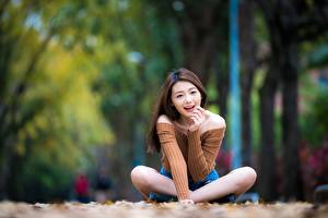 Hintergrundbilder Lotossitz Bokeh Braune Haare Sitzend Lächeln Hand junge frau