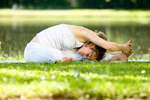 Bilder Fitness Gras Dehnübungen Yoga Posiert Hand junge frau