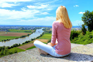 Bilder Deutschland Flusse Felder Lotossitz Blondine Sitzt Sweatshirt Jeans Mädchens Natur