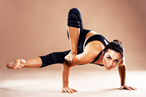 Hintergrundbilder Yoga Posiert Hand Bein Brünette Blick Mädchens