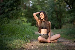 Bilder Fitness Lotussitz Gras Sitzend Braune Haare Hand Bokeh Laura Mädchens