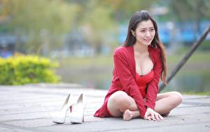 Fotos Asiatische Lotussitz Bokeh Brünette Pose Sitzend Hand Bein Stöckelschuh Strumpfhose Dekolletee junge frau