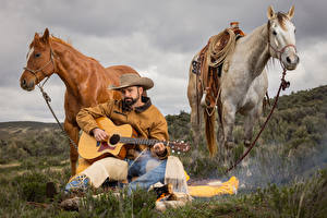 Fotos Hauspferd Mann Cowboy Der Hut Gitarre