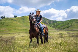 Desktop hintergrundbilder Hauspferd Cowboy Der Hut Lächeln Jeans junge Frauen Tiere