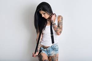 Papel de Parede Desktop Cabelo preto Meninas Posando Short Tatuagem Camisa regata Fundo cinza Meninas