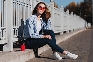 Papel de Parede Desktop Sentada Pernas Jeans Jaqueta Lunettes jovem mulher