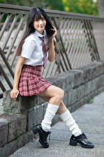 Fondos de escritorio Asiático Colegialas Uniforme Pierna Los calcetines Falda Blusa Corbata Sonrisa Cabello negro Nia mujer joven