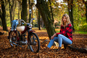 Fotos Blondine Sitzend Jeans Hemd Blattwerk Helm  junge frau Motorrad