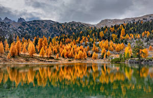 Tapety na pulpit Włochy Góry Jezioro Jesienne Pejzaż Odbicie Dolomites Natura