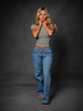 Hintergrundbilder Blond Mädchen Jeans T-Shirt Hand Posiert Madison junge frau