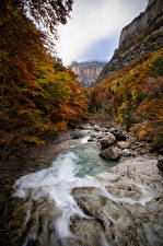 Sfondi desktop Spagna Montagne Pietre Autunno Ruscello Aragon Natura