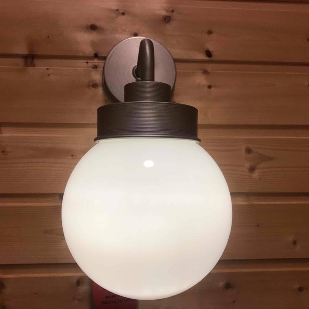 Tageslichtlampe getestet: Tageslichtlampe von Ikea mit Preisschild auf einer Holzwand.