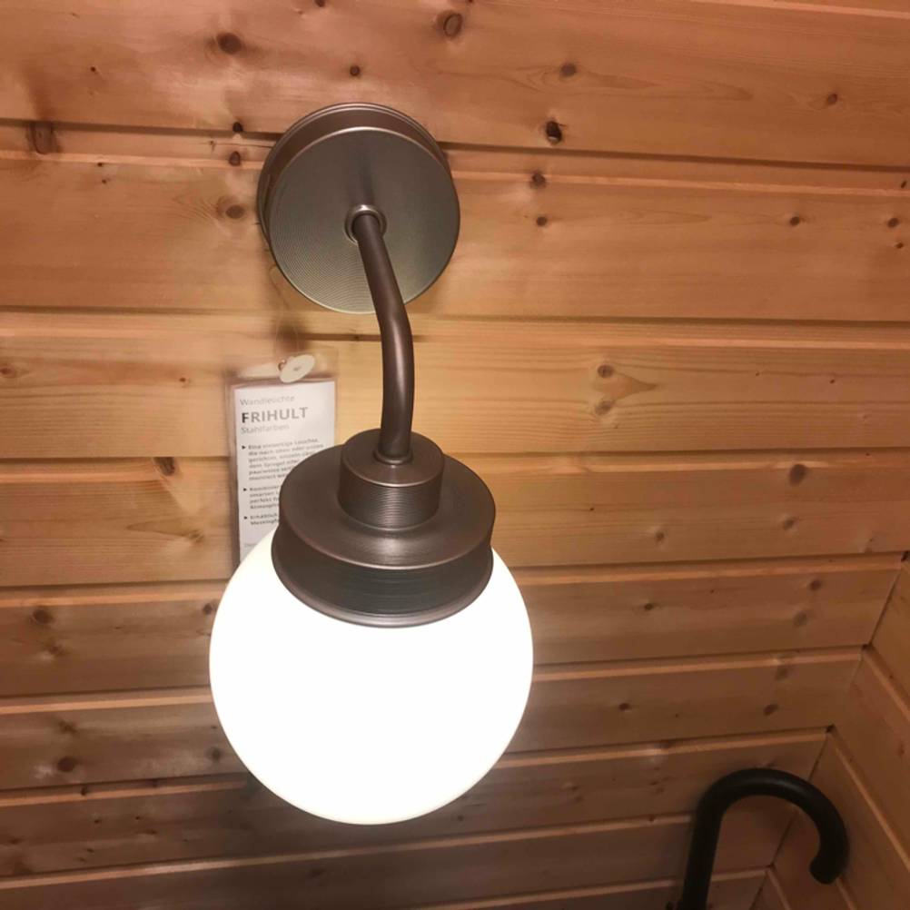 Tageslichtlampe-Test: Eine Tageslichtlampe mit Preisschild an eine Holzwand montiert.