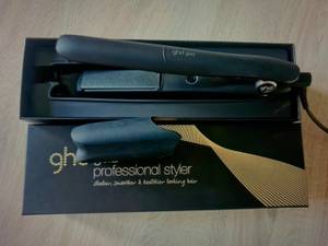 ghd-Glätteisen zum professionellen Styling.