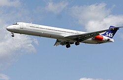 Egy McDonnell Douglas MD-82–es repülőgép a Scandinavian Airlines System színeiben leszállás közben Londonban, a Heathrow repülőtéren