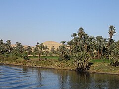 Vue des rives du Nil à partir du bateau, entre Louxor et Assouan.