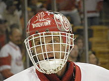 Photographie du visage de Dominik Hasek avec son casque de gardien