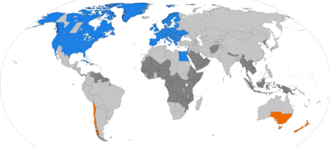 Harta e botes. Evropa, pjesa më e madhe e Amerikës së Veriut, pjesë të Amerikës Jugore dhe Australisë juglindore dhe disa vende të tjera përdorin DST. Shumica e Afrikës ekuatoriale dhe disa vende të tjera pranë ekuatorit nuk kanë përdorur kurrë DST pasi stinët nuk karakterizohen nga ndryshime drastike në dritë. Pjesa tjetër e tokës është shënuar si më parë duke përdorur DST.