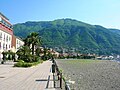 Passeig marítim amb el Mont Faito al fons