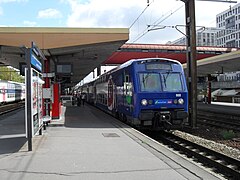 Rame Z 8800 en provenance de La Défense arrivant en gare de Saint-Quentin-en-Yvelines.