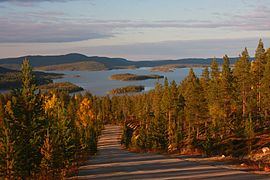 Inari aintzira iraileko ilunabarrean