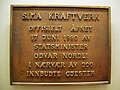 Minneplakket med teksten; «Sima Kraftverk – Offisielt åpnet 17. juni 1980 av statsminister Odvar Nordli i nærvær av 200 innbudte gjester. »