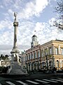 Rådhuset i Saint-Denis og seiersmonumentet i forgrunnen