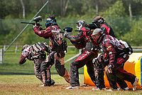 Jogadores ao lado de um bunker inflável Sup'Air.