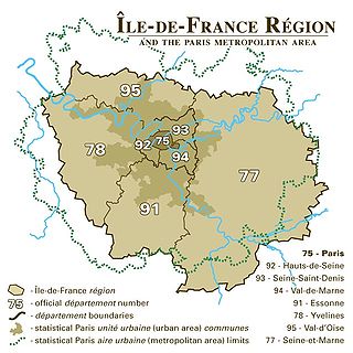 Übersichts-Landkarte der Region Île-de-France mit Flussläufen, politischen Grenzen und Nummern der Départements, die in einer Legende erläutert sind. Départementgrenzen sind durch schwarze Linien gekennzeichnet. Das Stadtgebiet ist dunkler hinterlegt und die Grenze der Metropolregion ist mit grünen Punktlinien eingezeichnet. Flussläufe sind blau gezeigt.