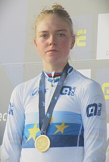 Fem van Empel bei der Siegerehrung der Cyclocross-EM 2023