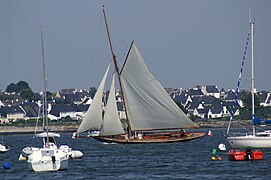 Pen Duick vu de la plage du Kernevel.