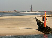 Blick auf die Insel bei der Schiffsankunft am Westanleger, mit Westturm