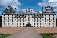 Le château de Moulinsart (vision d'artiste, en haut) et son modèle de Cheverny (en bas).