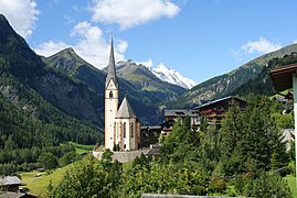 Heiligenblut herria. Atzean Großglockner (3.798 m), Austriako mendirik garaiena