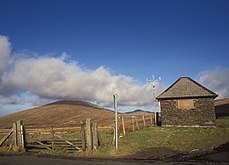 Race Marshal Shelter annex weerstation bij Brandywell langs de A18 Mountain Road/B10 Brandywell Road (Sartfield Road) met op de achtergrond Snaefell Mountain en North Barrule