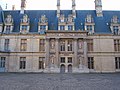 Sur cette façade on peut au contraire sentir l'influence de la Renaissance italienne, avec une ornementation qui rappelle les palais antiques.