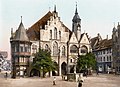 Rathaus mit Marktplatz, wohl um 1900 nach der Erneuerung durch G. Schwartz (1883-92). Kolorierte Fotographie.