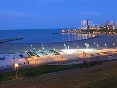 Vue de la ville depuis la plage en soirée.