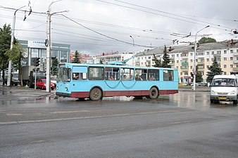 Gar trolejbusa sāniem brīvi nosietas virves (nav bunduļu)