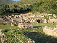 Vestiges des casernes et écuries vus du côté des bassins-viviers.