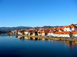 Maribor óvárosa a Dráva felől