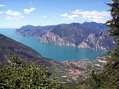 Vue sur Torbole depuis le mont Creino (1 290 m).