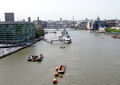 Londonski bazen, ki gleda proti zahodu, z visoke steze na mostu Tower Bridge.