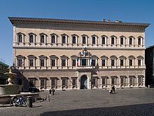 fotografie průčelí dvoupatrového paláce Farnese